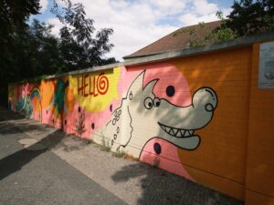 Aus Grau wird bunt – unsere neue Graffitiwand